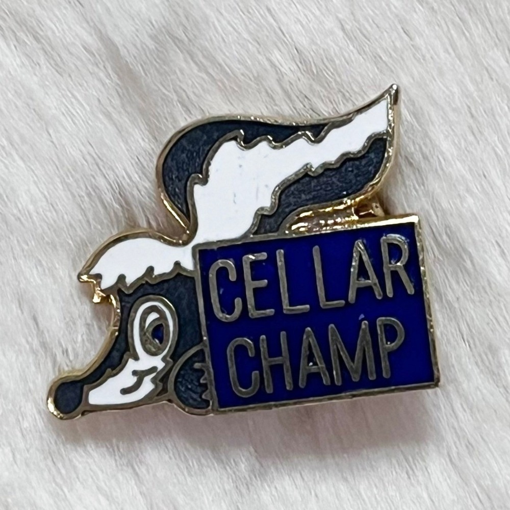 🔮 5/$25 Vintage Cellar Champ‎ Skunk Pin